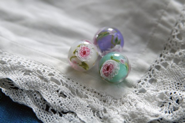 Perle de verre au chalumeau bohème murines pivoines roses