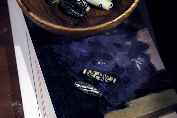 arabesque lignes droites feuilles d'argent double helix stage de perle