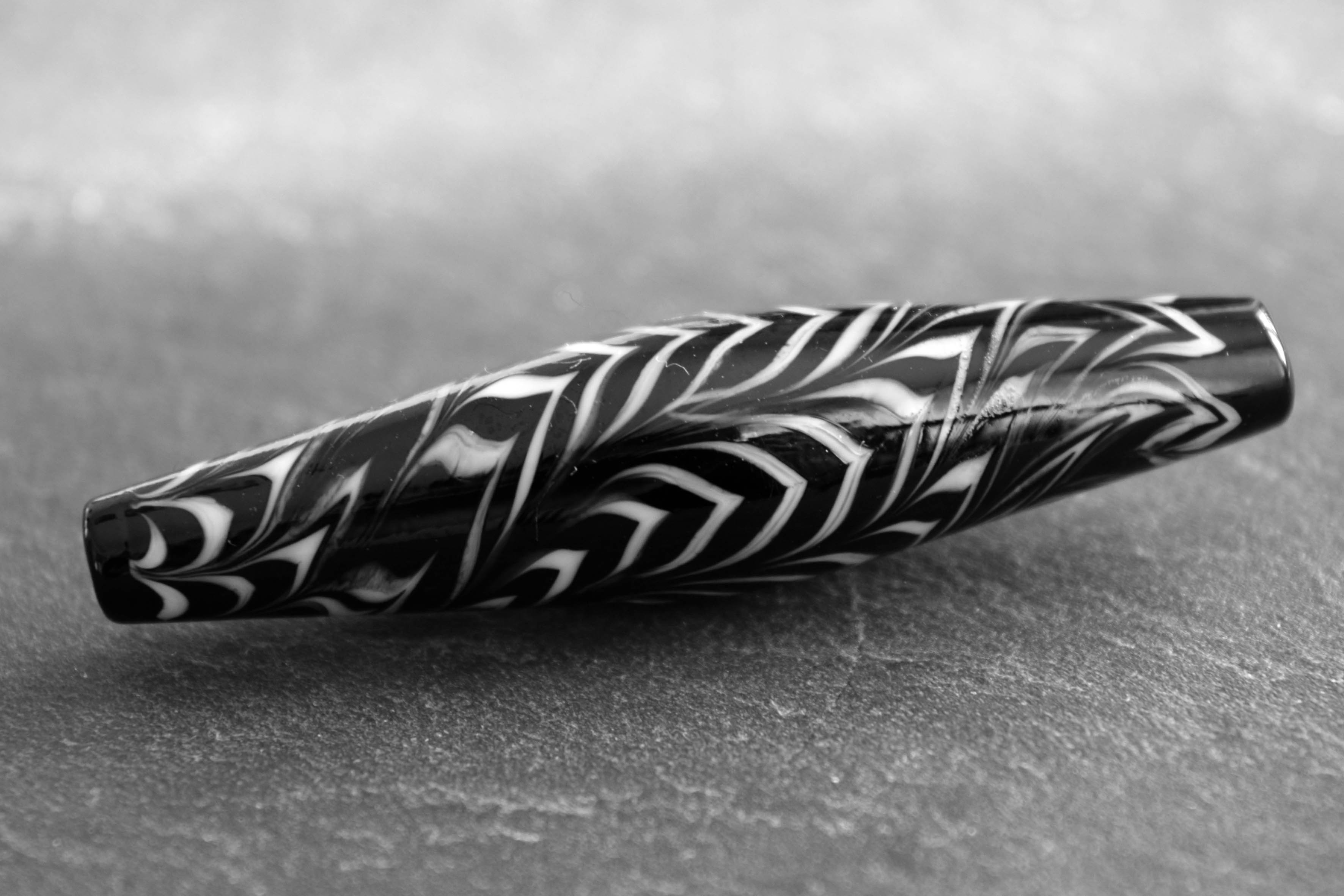 Perfect combo feathering and racking glass bead technique plus wavy technique