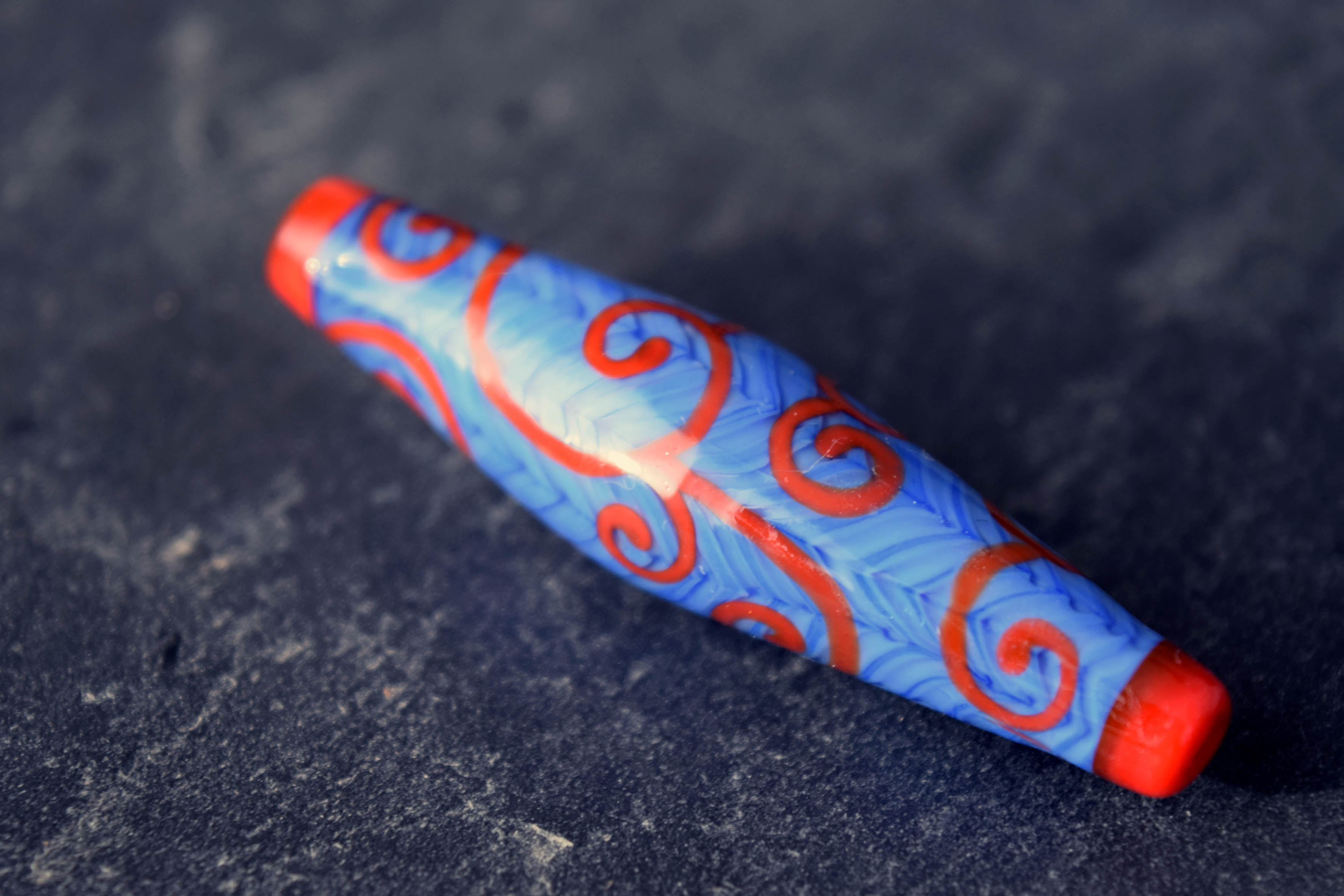 Perle de verre lignes brisées et lignes courbes