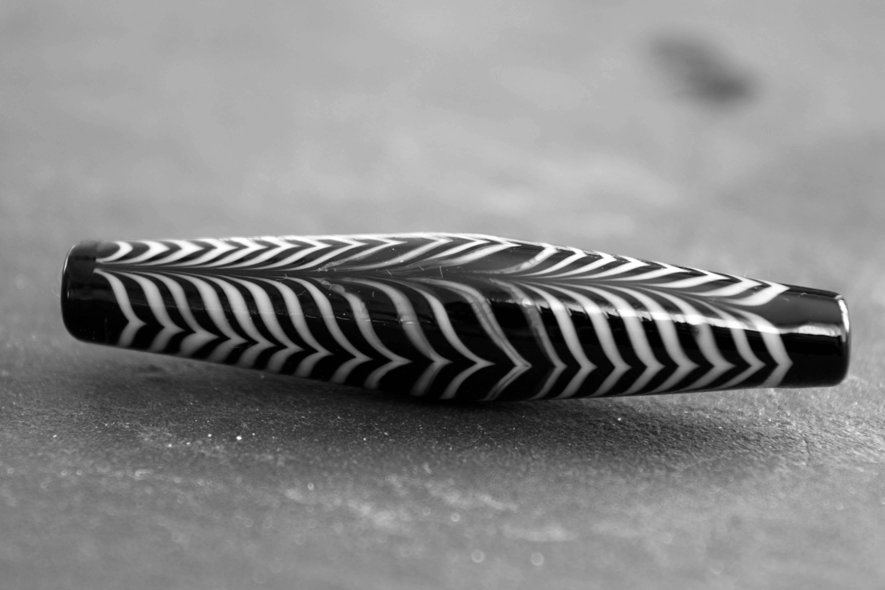 Technique de la plume et du rateau perle de verre au chalumeau noire et blanche