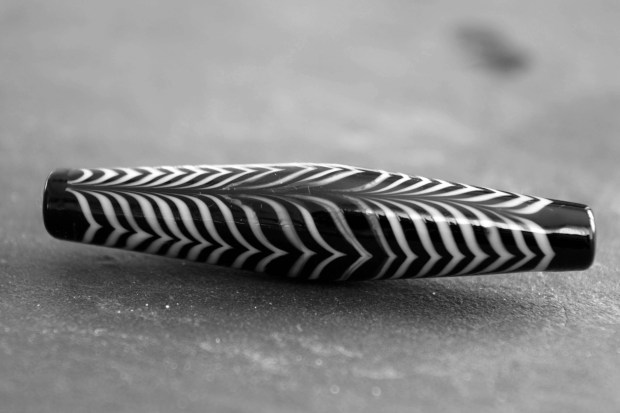 Technique de la plume et du rateau perle de verre au chalumeau noire et blanche