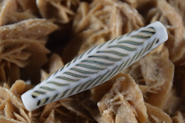 technique du râteau et décor en éclipse masking racking glass bead