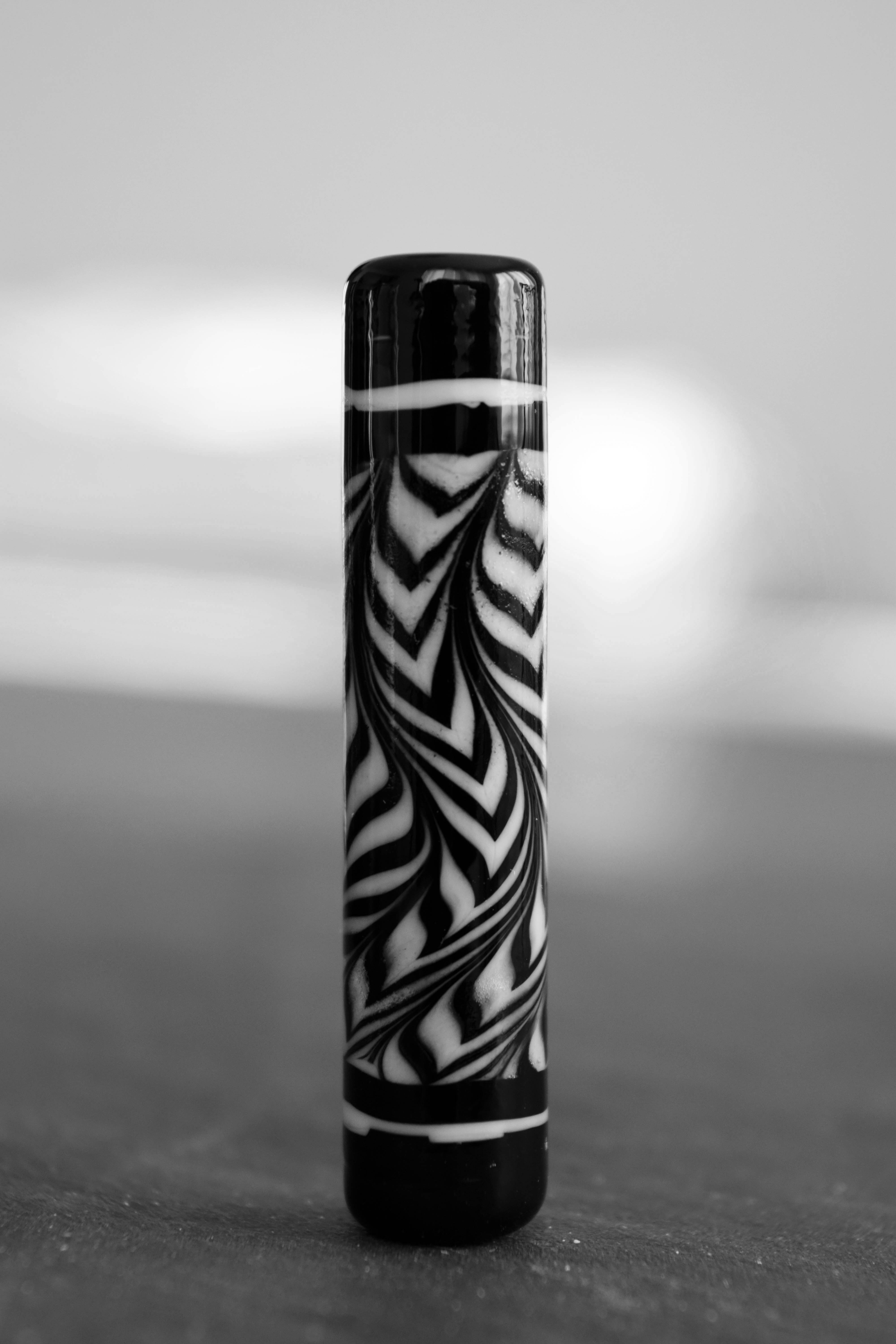 Totem racked lines black and white gass bead effetre