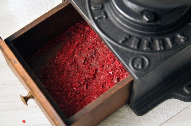 Ouvrez le tiroir avec attention, la poussière de verre va s'échapper. Versez le contenu du tiroir dans un bol d'eau afin de nettoyer les granules puis transvasez la fritte de verre sur des feuilles d'essuie tout.