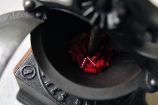 Fermez la porte soigneusement et actionnez la manivelle. Cette étape peut être difficile, forcez et effectuez des a-coups.