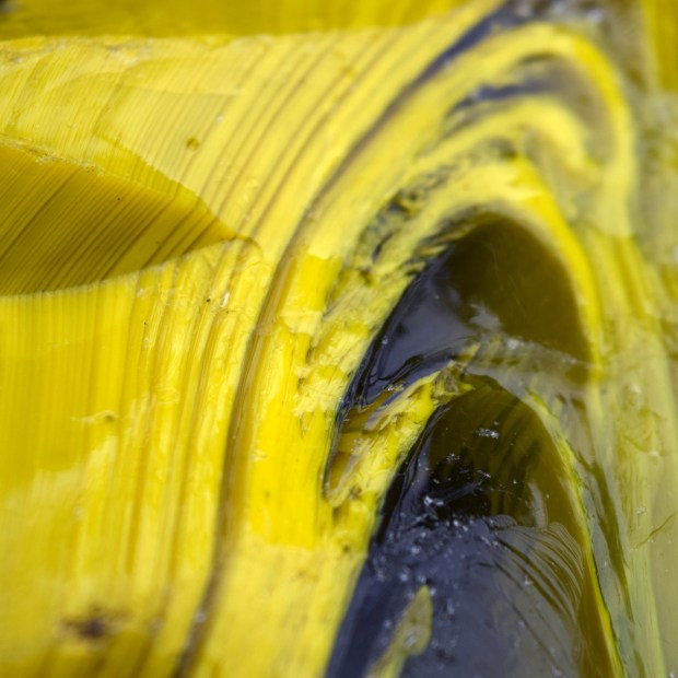 pierre-mysterieuse-mineral-verre-jaune-strates