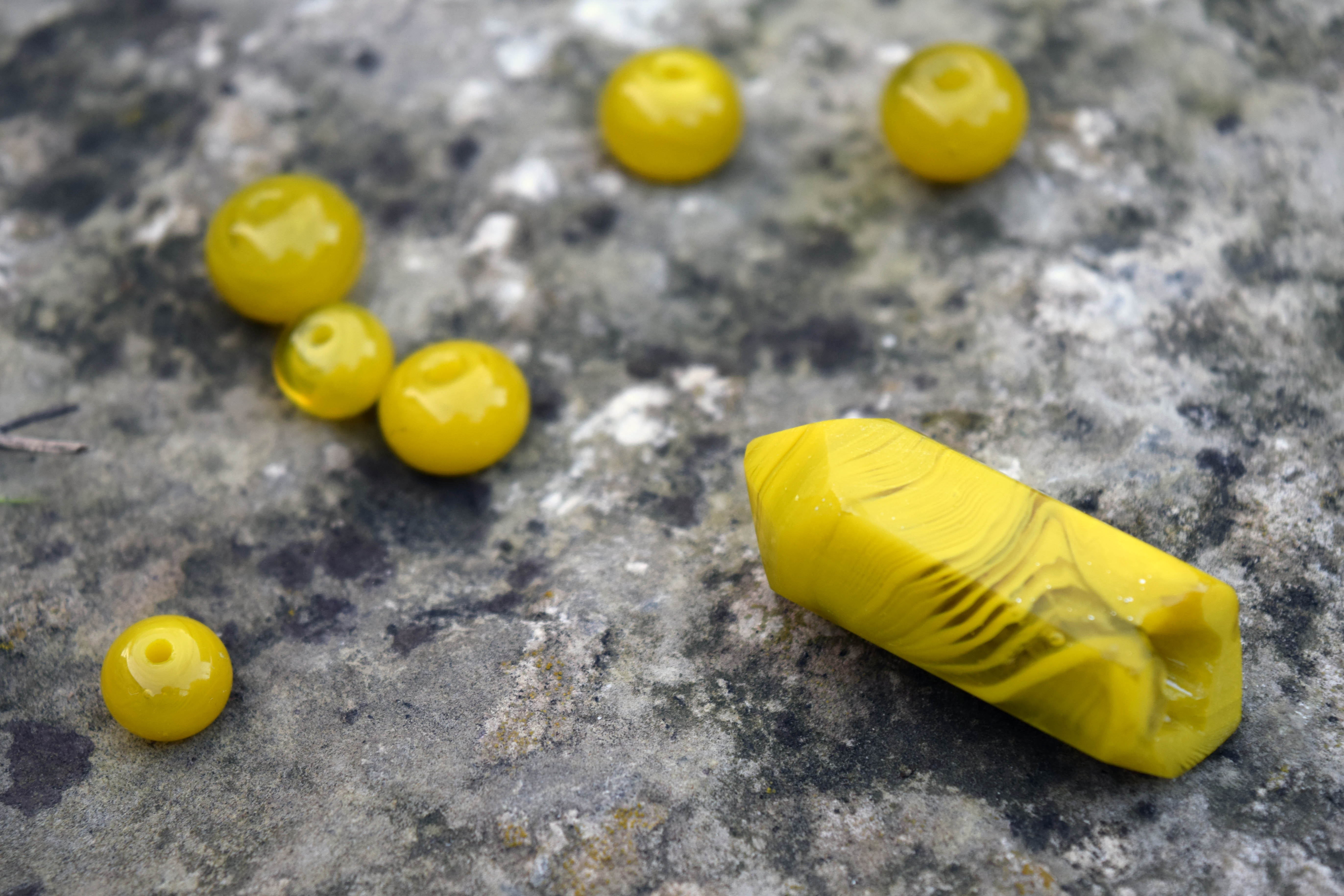 perle-de-verre-energie-spirituelle-mineral-pointe-de-guerison-jaune